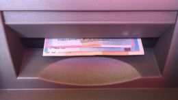 La retirada de efectivo en cajeros crece un 50%