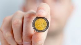 Catedráticos de Salud Pública descartan que el uso de dinero pueda favorecer el contagio por coronavirus