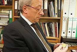 “Monedas de 10 excelentes de los Reyes Católicos se conocen dos ejemplares y ambos son diferentes. Este es el mayor y más bonito de los dos, el otro está en el Museo Arqueológico Nacional”