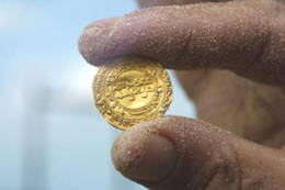 Más de 2.000 monedas de oro fatimidas en el fondo del puerto de Cesarea, Israel