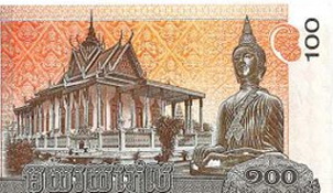 Monjes budistas ofendidos ante el Buda del billete de 100 riel